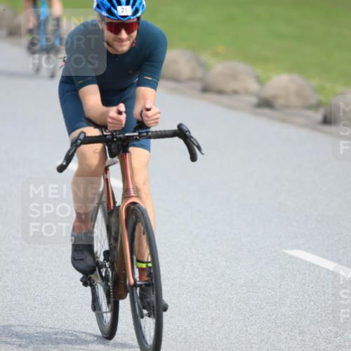 15.06.2025 - 27. Vierlanden-Triathlon H.Heesch http://msf.ph/oto/7979216 15.06.2025 10:29:43 Radfahren 21, 61, 495, 558 meine-sportfotos.de