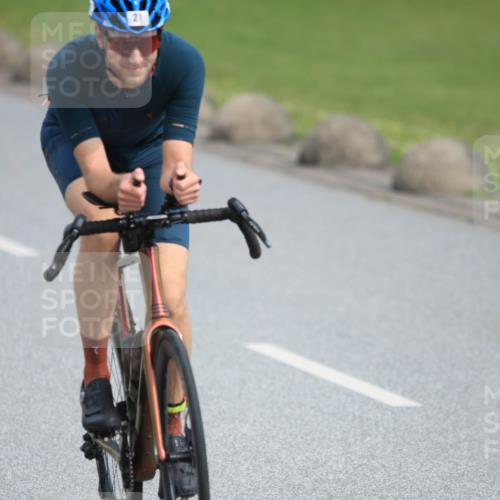15.06.2025 - 27. Vierlanden-Triathlon H.Heesch http://msf.ph/oto/7979220 15.06.2025 10:29:44 Radfahren 21, 61, 226, 495, 558 meine-sportfotos.de