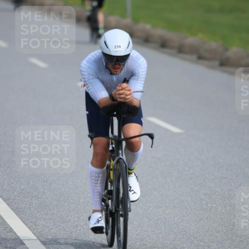 15.06.2025 - 27. Vierlanden-Triathlon H.Heesch http://msf.ph/oto/7979236 15.06.2025 10:30:21 Radfahren 38, 185, 239, 248, 515, 563, 602 meine-sportfotos.de