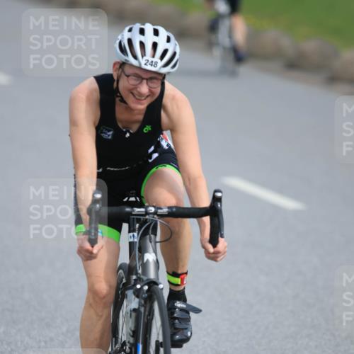 15.06.2025 - 27. Vierlanden-Triathlon H.Heesch http://msf.ph/oto/7979245 15.06.2025 10:30:25 Radfahren 239, 248, 515, 563 meine-sportfotos.de
