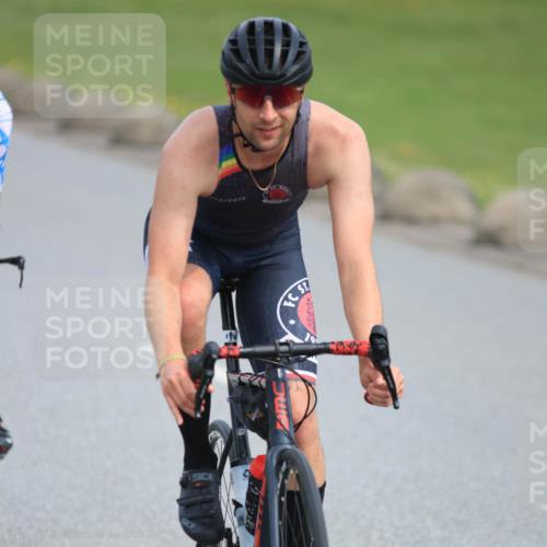 15.06.2025 - 27. Vierlanden-Triathlon H.Heesch http://msf.ph/oto/7979297 15.06.2025 10:31:15 Radfahren 2, 178, 255, 267, 297, 310, 335, 578 meine-sportfotos.de