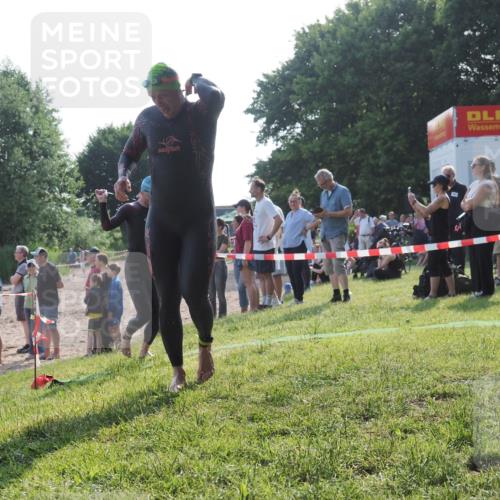15.06.2025 - 27. Vierlanden-Triathlon KatJ http://msf.ph/oto/7979306 15.06.2025 08:43:13 Schwimmen 72, 100, 139 meine-sportfotos.de