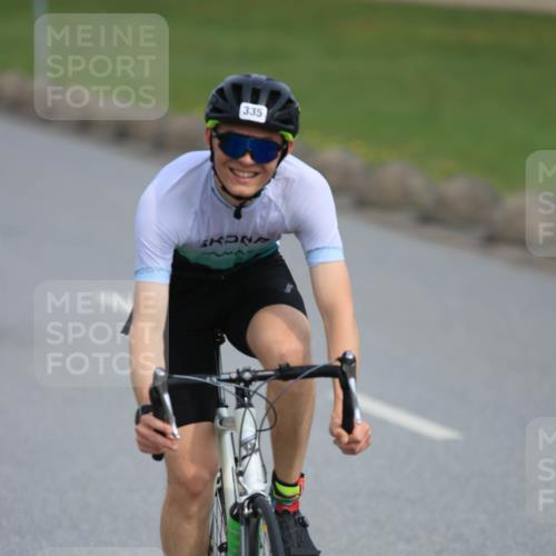 15.06.2025 - 27. Vierlanden-Triathlon H.Heesch http://msf.ph/oto/7979309 15.06.2025 10:31:18 Radfahren 2, 178, 255, 267, 335, 578 meine-sportfotos.de