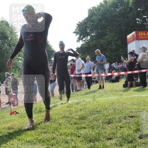 15.06.2025 - 27. Vierlanden-Triathlon KatJ http://msf.ph/oto/7979310 15.06.2025 08:43:14 Schwimmen 72, 100, 139 meine-sportfotos.de