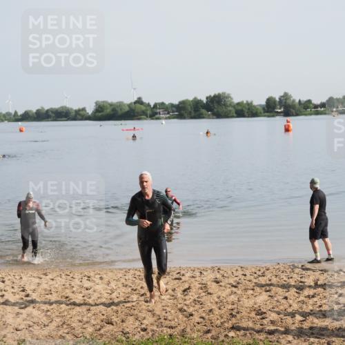 21.06.2025 - 27. Vierlanden-Triathlon MichiJ http://msf.ph/oto/7979344 15.06.2026 08:58:05 Schwimmen 151, 157 meine-sportfotos.de