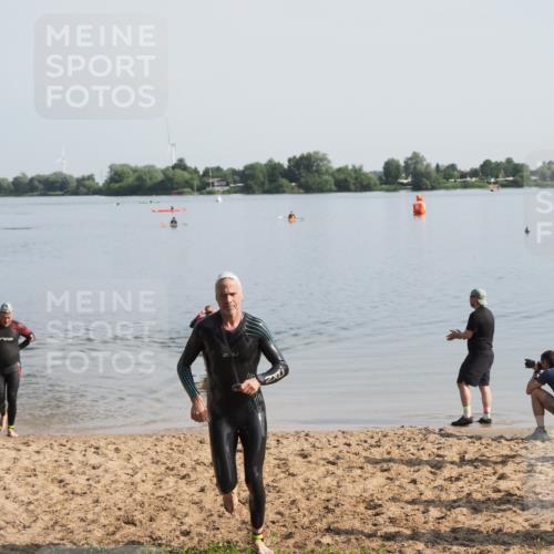 21.06.2025 - 27. Vierlanden-Triathlon MichiJ http://msf.ph/oto/7979358 15.06.2026 08:58:06 Schwimmen 151, 157 meine-sportfotos.de