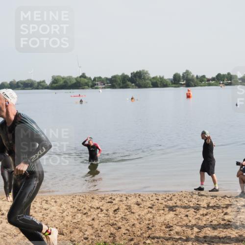 21.06.2025 - 27. Vierlanden-Triathlon MichiJ http://msf.ph/oto/7979376 15.06.2026 08:58:07 Schwimmen 151, 157 meine-sportfotos.de
