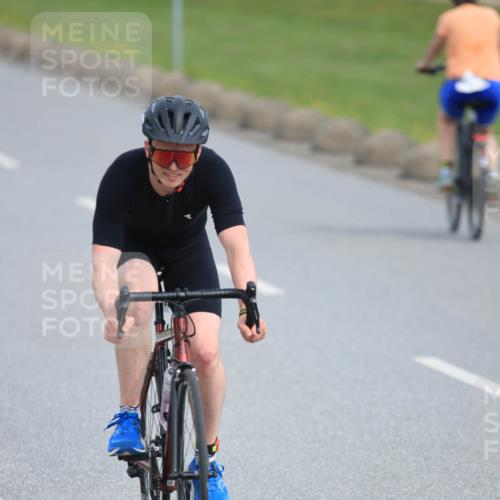 15.06.2025 - 27. Vierlanden-Triathlon H.Heesch http://msf.ph/oto/7979403 15.06.2025 10:32:44 Radfahren 12, 204, 219, 261, 318, 327, 342 meine-sportfotos.de