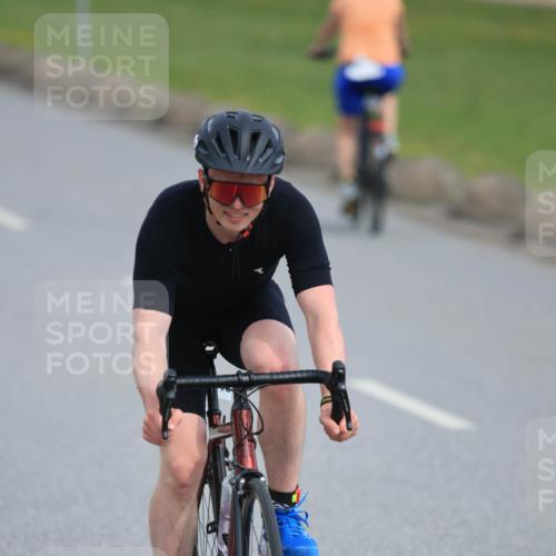 15.06.2025 - 27. Vierlanden-Triathlon H.Heesch http://msf.ph/oto/7979407 15.06.2025 10:32:44 Radfahren 12, 204, 219, 261, 318, 327, 342 meine-sportfotos.de