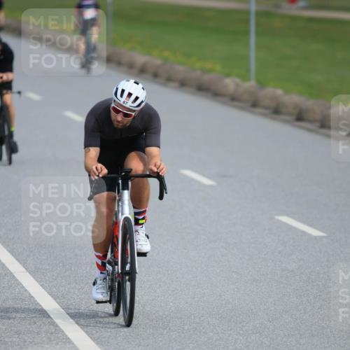 15.06.2025 - 27. Vierlanden-Triathlon H.Heesch http://msf.ph/oto/7979428 15.06.2025 10:33:16 Radfahren 59, 67, 176, 326, 438 meine-sportfotos.de