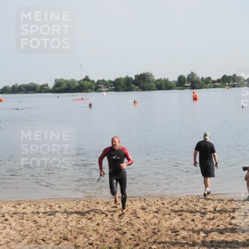 21.06.2025 - 27. Vierlanden-Triathlon MichiJ http://msf.ph/oto/7979436 15.06.2026 08:58:15 Schwimmen 151, 232 meine-sportfotos.de