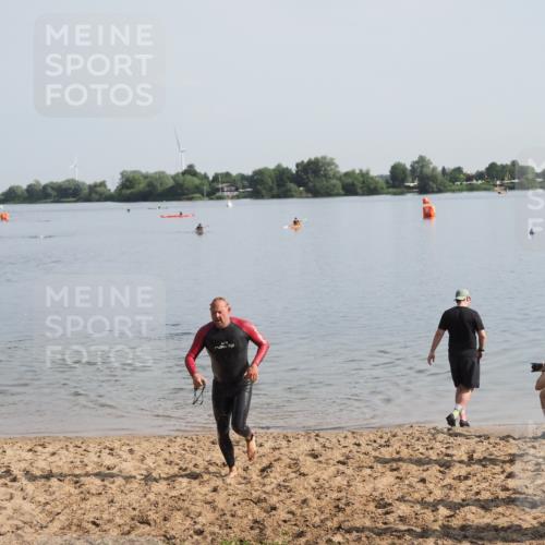 21.06.2025 - 27. Vierlanden-Triathlon MichiJ http://msf.ph/oto/7979447 15.06.2026 08:58:15 Schwimmen 151, 232 meine-sportfotos.de
