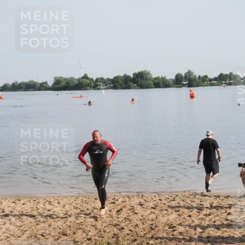 21.06.2025 - 27. Vierlanden-Triathlon MichiJ http://msf.ph/oto/7979451 15.06.2026 08:58:15 Schwimmen 151, 232 meine-sportfotos.de