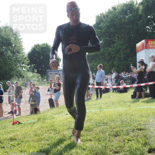 15.06.2025 - 27. Vierlanden-Triathlon KatJ http://msf.ph/oto/7979468 15.06.2025 08:43:25 Schwimmen 11, 102, 148 meine-sportfotos.de