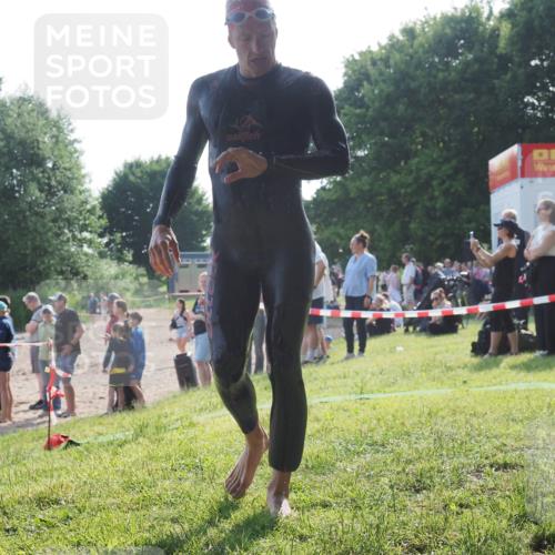 15.06.2025 - 27. Vierlanden-Triathlon KatJ http://msf.ph/oto/7979473 15.06.2025 08:43:25 Schwimmen 11, 102, 148 meine-sportfotos.de