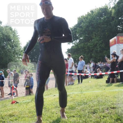 15.06.2025 - 27. Vierlanden-Triathlon KatJ http://msf.ph/oto/7979484 15.06.2025 08:43:26 Schwimmen 11, 102, 148 meine-sportfotos.de
