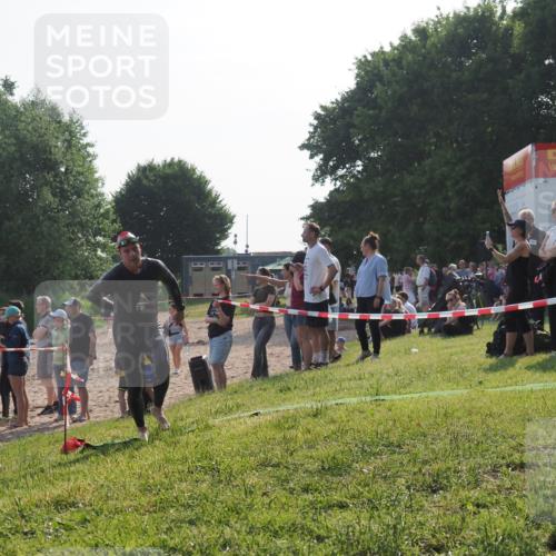 15.06.2025 - 27. Vierlanden-Triathlon KatJ http://msf.ph/oto/7979492 15.06.2025 08:43:28 Schwimmen 11, 102, 148 meine-sportfotos.de