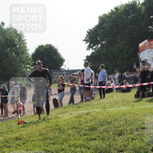 15.06.2025 - 27. Vierlanden-Triathlon KatJ http://msf.ph/oto/7979499 15.06.2025 08:43:28 Schwimmen 11, 102, 148 meine-sportfotos.de