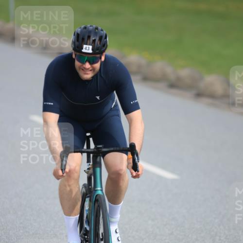 15.06.2025 - 27. Vierlanden-Triathlon H.Heesch http://msf.ph/oto/7979536 15.06.2025 10:33:35 Radfahren 43, 165, 208, 314, 322 meine-sportfotos.de