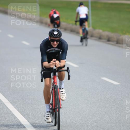 15.06.2025 - 27. Vierlanden-Triathlon H.Heesch http://msf.ph/oto/7979550 15.06.2025 10:33:42 Radfahren 75, 77, 322 meine-sportfotos.de