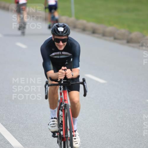 15.06.2025 - 27. Vierlanden-Triathlon H.Heesch http://msf.ph/oto/7979559 15.06.2025 10:33:43 Radfahren 75, 77, 322 meine-sportfotos.de