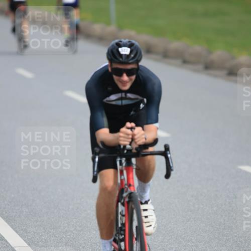 15.06.2025 - 27. Vierlanden-Triathlon H.Heesch http://msf.ph/oto/7979563 15.06.2025 10:33:43 Radfahren 75, 77, 322 meine-sportfotos.de
