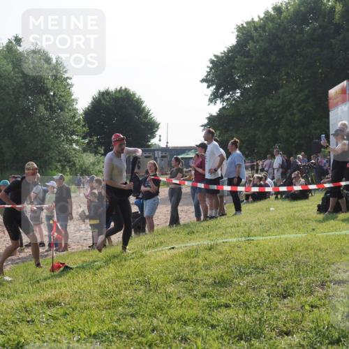 15.06.2025 - 27. Vierlanden-Triathlon KatJ http://msf.ph/oto/7979570 15.06.2025 08:43:35 Schwimmen 65, 74, 148 meine-sportfotos.de