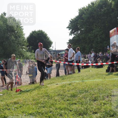 15.06.2025 - 27. Vierlanden-Triathlon KatJ http://msf.ph/oto/7979575 15.06.2025 08:43:35 Schwimmen 65, 74, 148 meine-sportfotos.de