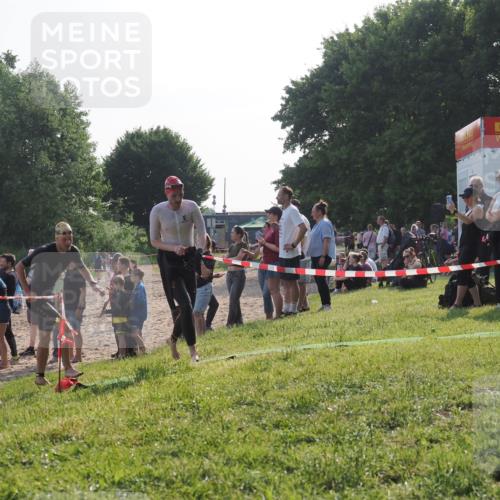 15.06.2025 - 27. Vierlanden-Triathlon KatJ http://msf.ph/oto/7979581 15.06.2025 08:43:35 Schwimmen 65, 74, 148 meine-sportfotos.de