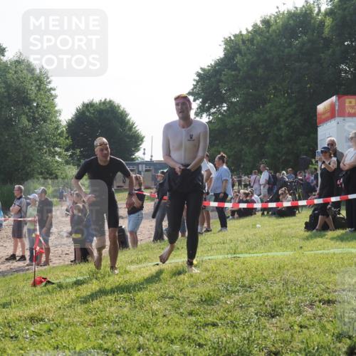 15.06.2025 - 27. Vierlanden-Triathlon KatJ http://msf.ph/oto/7979613 15.06.2025 08:43:37 Schwimmen 32, 65, 74, 148 meine-sportfotos.de