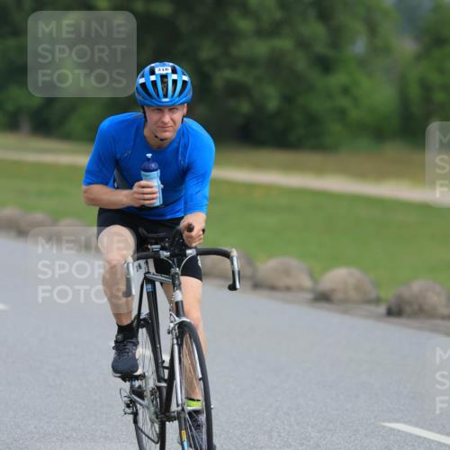 15.06.2025 - 27. Vierlanden-Triathlon H.Heesch http://msf.ph/oto/7979657 15.06.2025 10:35:04 Radfahren 45, 122, 128, 137, 316, 330 meine-sportfotos.de