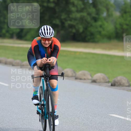 15.06.2025 - 27. Vierlanden-Triathlon H.Heesch http://msf.ph/oto/7979710 15.06.2025 10:35:25 Radfahren 99, 213, 272, 301 meine-sportfotos.de