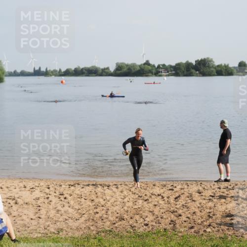 21.06.2025 - 27. Vierlanden-Triathlon MichiJ http://msf.ph/oto/7979739 15.06.2026 08:59:07 Schwimmen 227, 235 meine-sportfotos.de