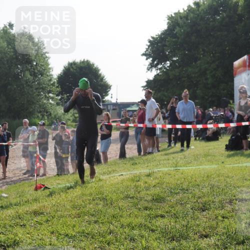 15.06.2025 - 27. Vierlanden-Triathlon KatJ http://msf.ph/oto/7979751 15.06.2025 08:43:53 Schwimmen 84, 113 meine-sportfotos.de