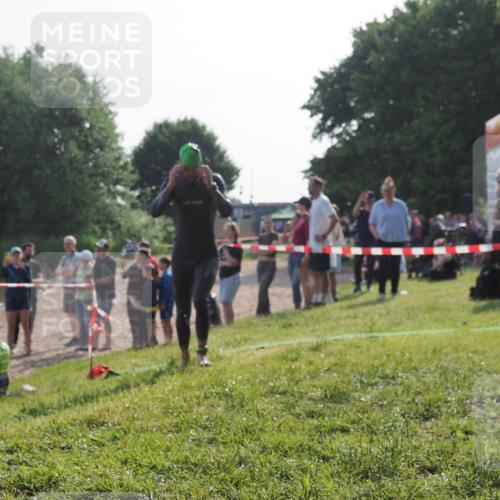 15.06.2025 - 27. Vierlanden-Triathlon KatJ http://msf.ph/oto/7979754 15.06.2025 08:43:54 Schwimmen 23, 84, 113 meine-sportfotos.de
