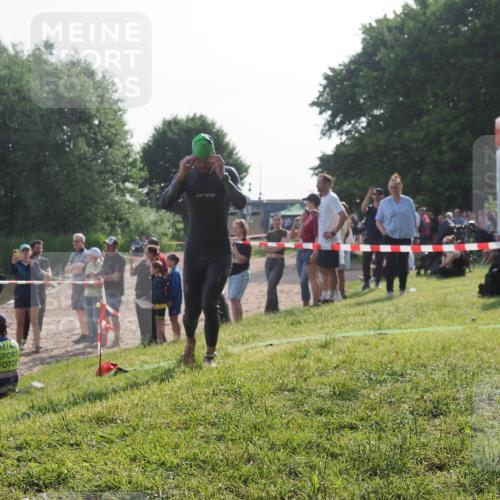 15.06.2025 - 27. Vierlanden-Triathlon KatJ http://msf.ph/oto/7979758 15.06.2025 08:43:54 Schwimmen 23, 84, 113 meine-sportfotos.de