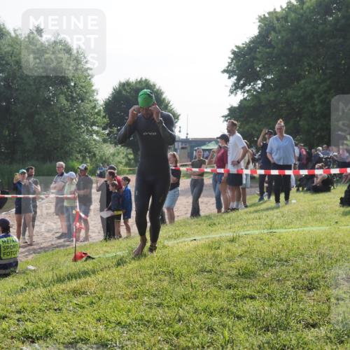 15.06.2025 - 27. Vierlanden-Triathlon KatJ http://msf.ph/oto/7979763 15.06.2025 08:43:54 Schwimmen 23, 84, 113 meine-sportfotos.de