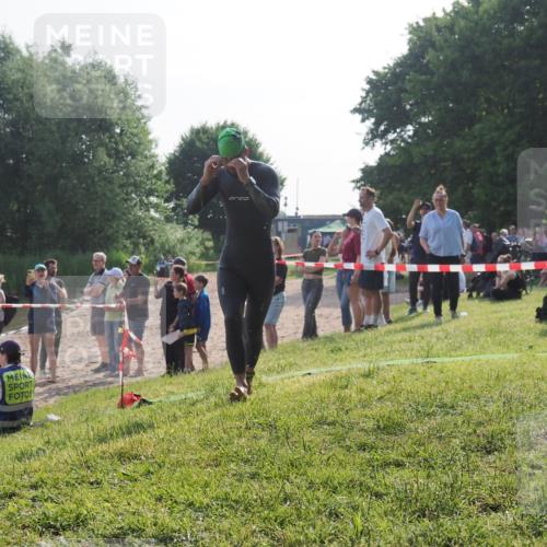 15.06.2025 - 27. Vierlanden-Triathlon KatJ http://msf.ph/oto/7979766 15.06.2025 08:43:54 Schwimmen 23, 84, 113 meine-sportfotos.de