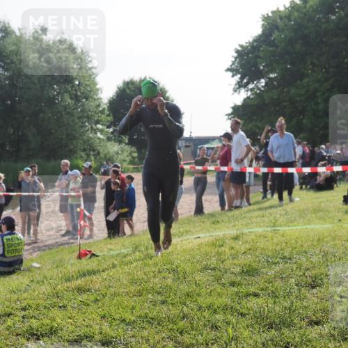 15.06.2025 - 27. Vierlanden-Triathlon KatJ http://msf.ph/oto/7979770 15.06.2025 08:43:54 Schwimmen 23, 84, 113 meine-sportfotos.de