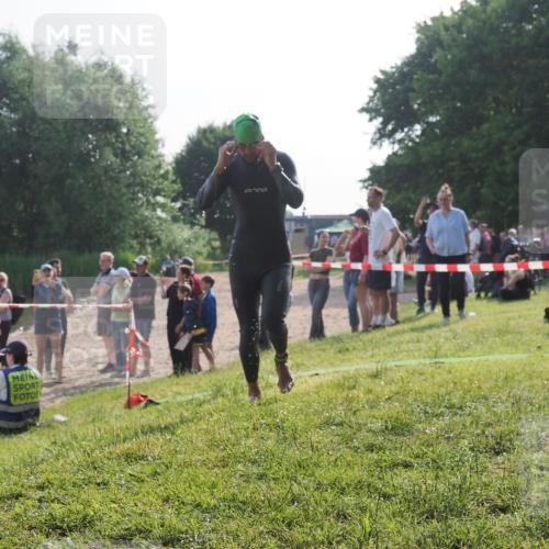 15.06.2025 - 27. Vierlanden-Triathlon KatJ http://msf.ph/oto/7979774 15.06.2025 08:43:54 Schwimmen 23, 84, 113 meine-sportfotos.de