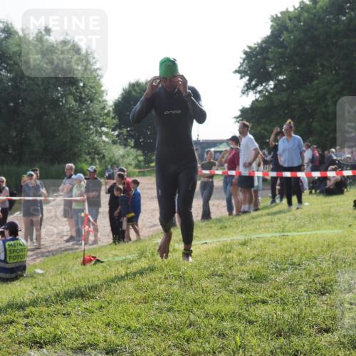 15.06.2025 - 27. Vierlanden-Triathlon KatJ http://msf.ph/oto/7979778 15.06.2025 08:43:54 Schwimmen 23, 84, 113 meine-sportfotos.de