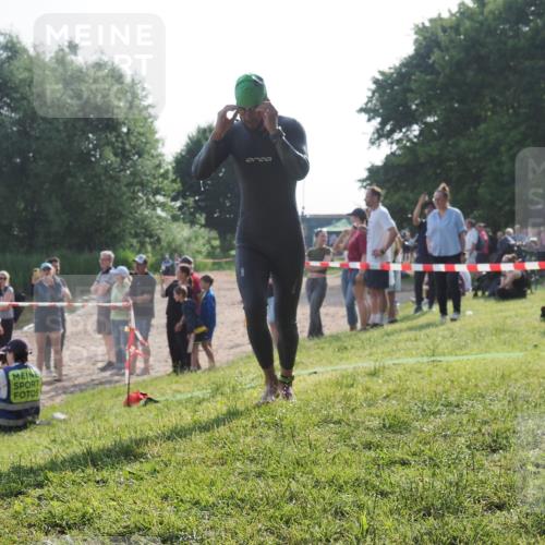 15.06.2025 - 27. Vierlanden-Triathlon KatJ http://msf.ph/oto/7979781 15.06.2025 08:43:55 Schwimmen 23, 84, 113 meine-sportfotos.de