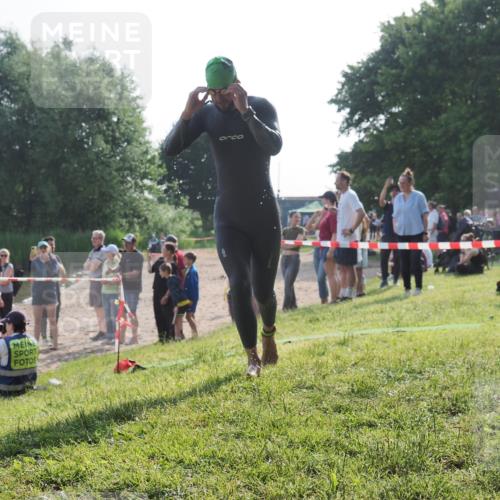15.06.2025 - 27. Vierlanden-Triathlon KatJ http://msf.ph/oto/7979785 15.06.2025 08:43:55 Schwimmen 23, 84, 113 meine-sportfotos.de