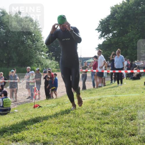 15.06.2025 - 27. Vierlanden-Triathlon KatJ http://msf.ph/oto/7979788 15.06.2025 08:43:55 Schwimmen 23, 84, 113 meine-sportfotos.de