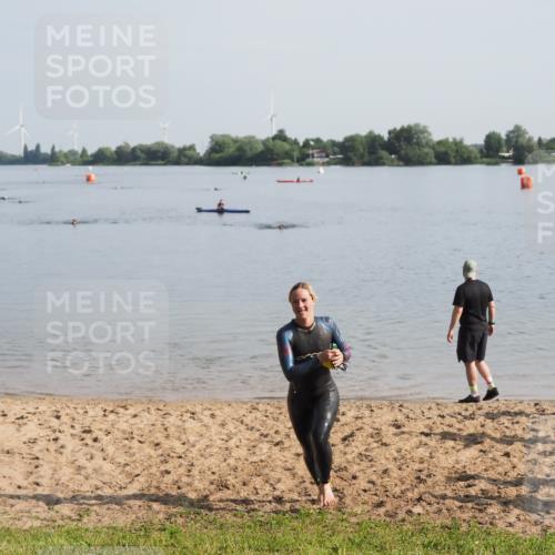 21.06.2025 - 27. Vierlanden-Triathlon MichiJ http://msf.ph/oto/7979789 15.06.2026 08:59:09 Schwimmen 227, 235 meine-sportfotos.de