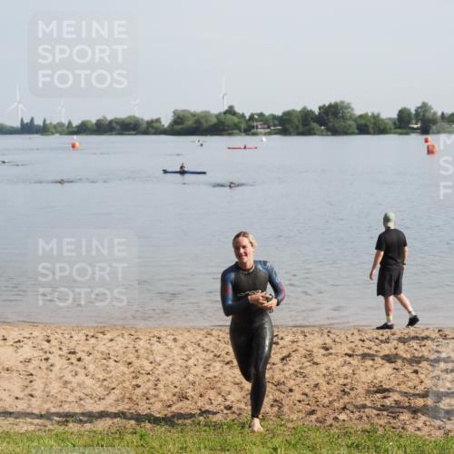 21.06.2025 - 27. Vierlanden-Triathlon MichiJ http://msf.ph/oto/7979791 15.06.2026 08:59:09 Schwimmen 227, 235 meine-sportfotos.de
