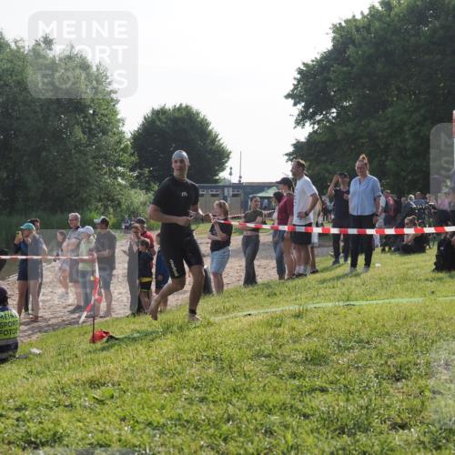 15.06.2025 - 27. Vierlanden-Triathlon KatJ http://msf.ph/oto/7979798 15.06.2025 08:43:56 Schwimmen 23, 84, 113 meine-sportfotos.de
