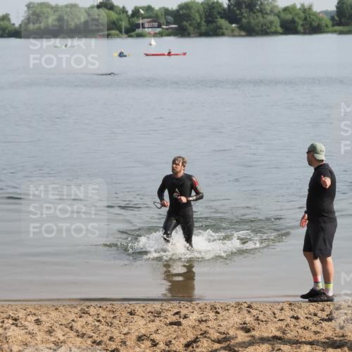 21.06.2025 - 27. Vierlanden-Triathlon MichiJ http://msf.ph/oto/7979811 15.06.2026 08:59:51 Schwimmen 241 meine-sportfotos.de