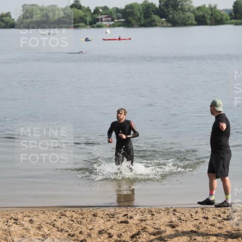 21.06.2025 - 27. Vierlanden-Triathlon MichiJ http://msf.ph/oto/7979814 15.06.2026 08:59:51 Schwimmen 241 meine-sportfotos.de