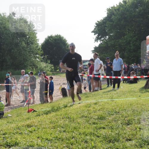 15.06.2025 - 27. Vierlanden-Triathlon KatJ http://msf.ph/oto/7979820 15.06.2025 08:43:57 Schwimmen 23, 84, 113, 183 meine-sportfotos.de